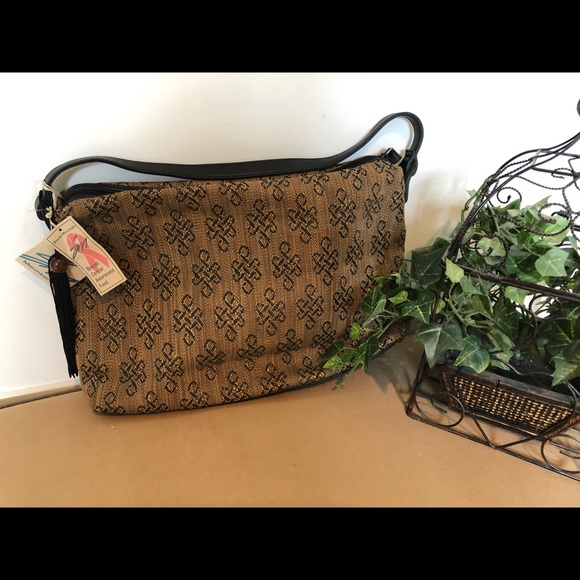 Pretty Patterned Handbag With Zipper Closure - Picture 2 of 7